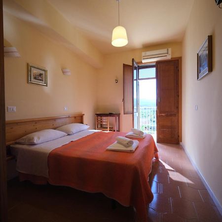 Hotel-Pensione 4 Stagioni Falcone Exterior foto
