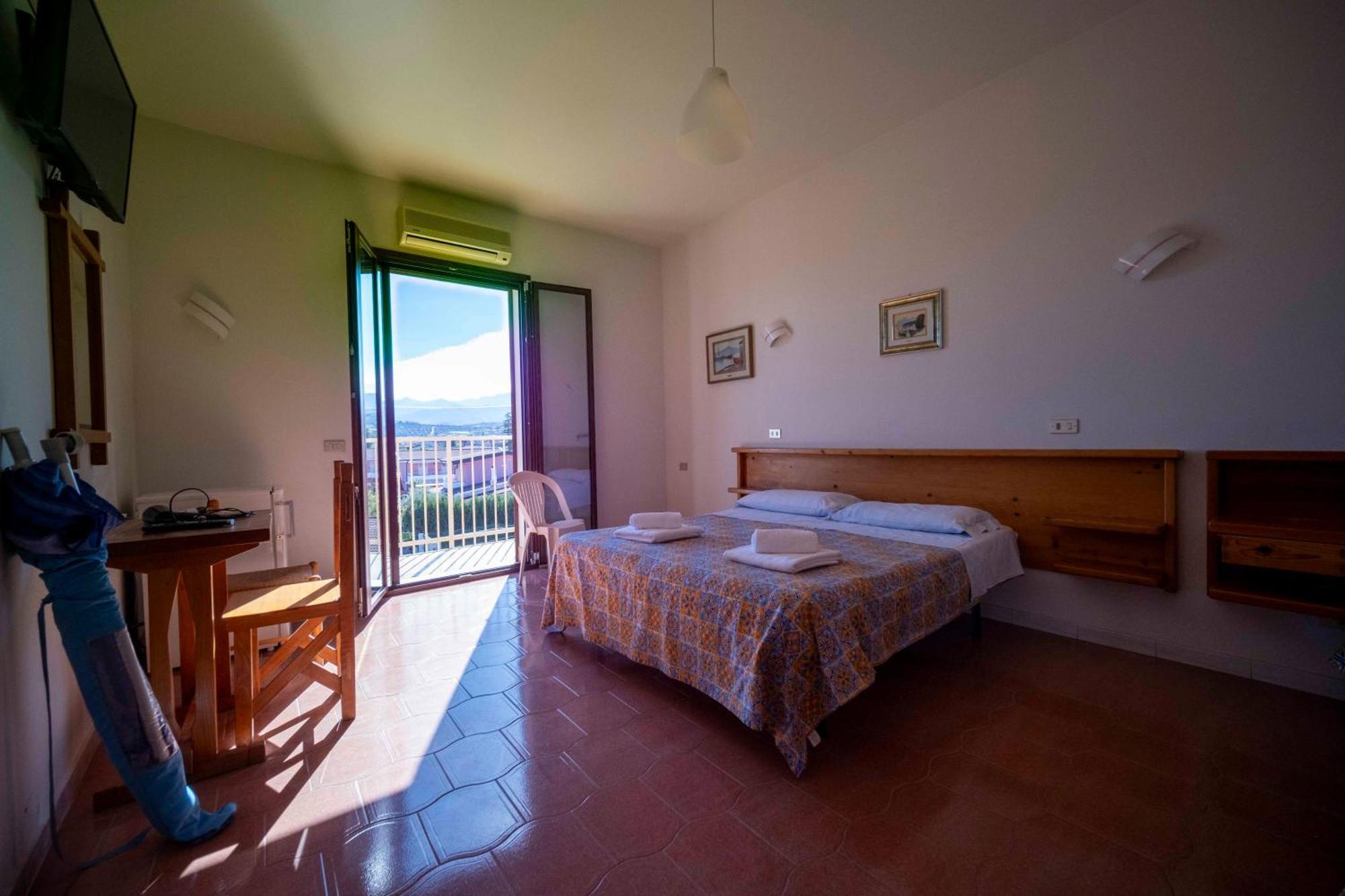 Hotel-Pensione 4 Stagioni Falcone Exterior foto